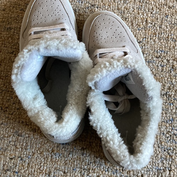 Air Jordan 1 Low SE Sherpa - Picture 4 of 8